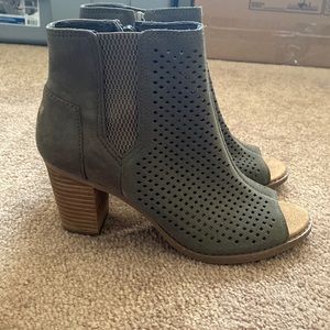 Tom’s dark gray booties with heel